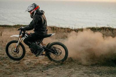 Due ruote elettriche a doppia velocit&agrave; ad agosto: calano gli scooter ma crescono le moto!