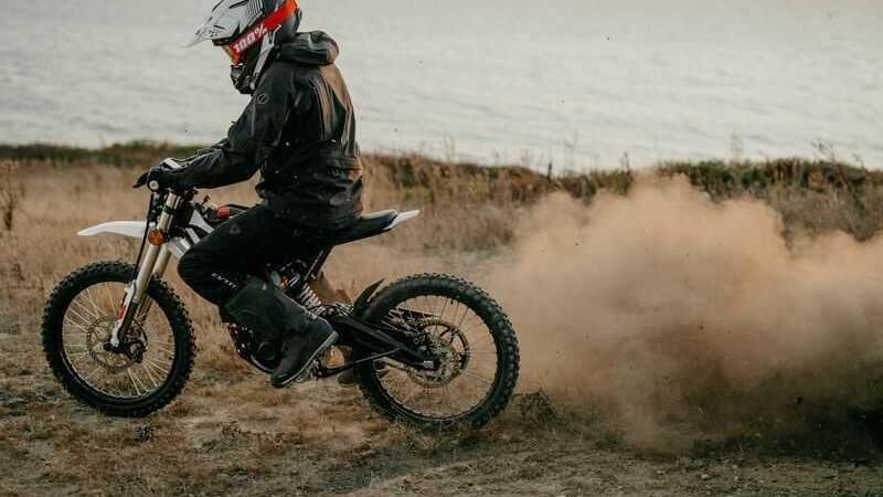 Due ruote elettriche a doppia velocit&agrave; ad agosto: calano gli scooter ma crescono le moto!