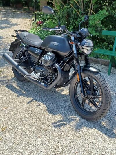 Moto Guzzi V7 Stone (2021 - 24) usata