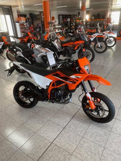 KTM 125 SMC R (2025) nuova