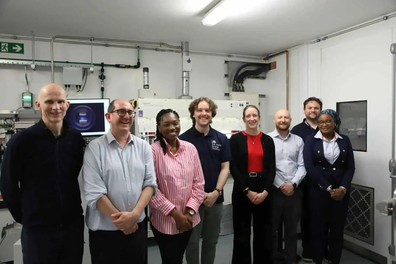 Membri del team di ricerca sulla batteria al diamante