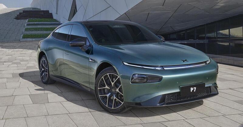 Xpeng P7 debutta in Europa: autonomia record da 820 km per la nuova berlina elettrica cinese
