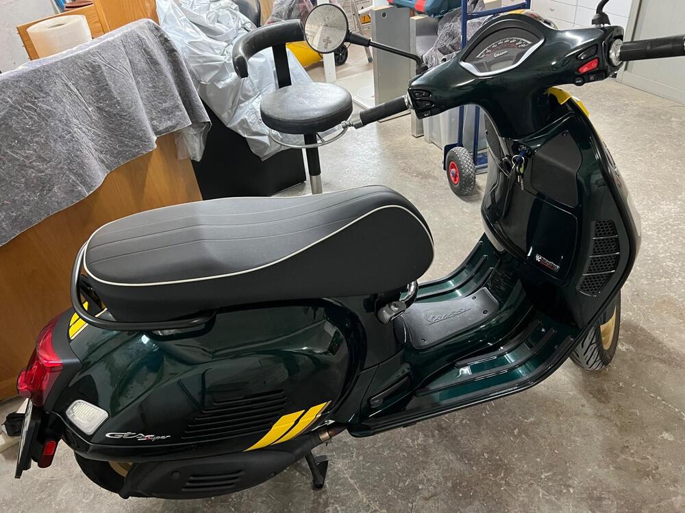 Vespa GTS 300 Super Racing Sixties Hpe (2021 - 22) (4)
