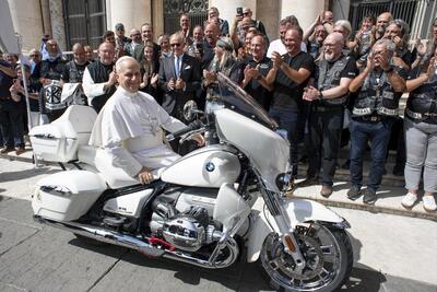 Papa Leone XIV firma una BMW R18: andr&agrave; all'asta in beneficenza. Le foto [GALLERY]