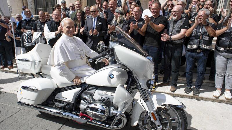 Papa Leone XIV firma una BMW R18: andr&agrave; all&#039;asta in beneficenza. Le foto [GALLERY]