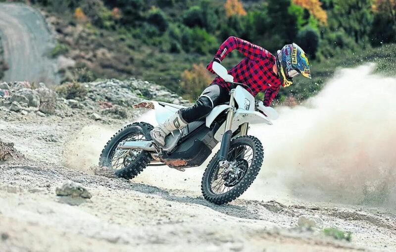 Il nostro Mattia Carpi mentre si diverte con la Stark Varg EX, la versione enduro