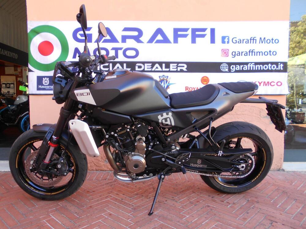 Husqvarna Svartpilen 801 (2024 - 26) (2)