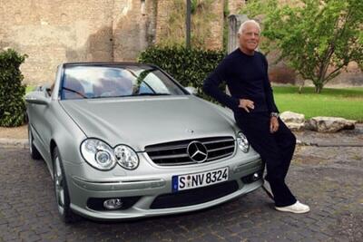 Giorgio Armani, il re della moda e il suo legame con l&rsquo;automobile: dalle Mercedes ai progetti con Fiat 500e