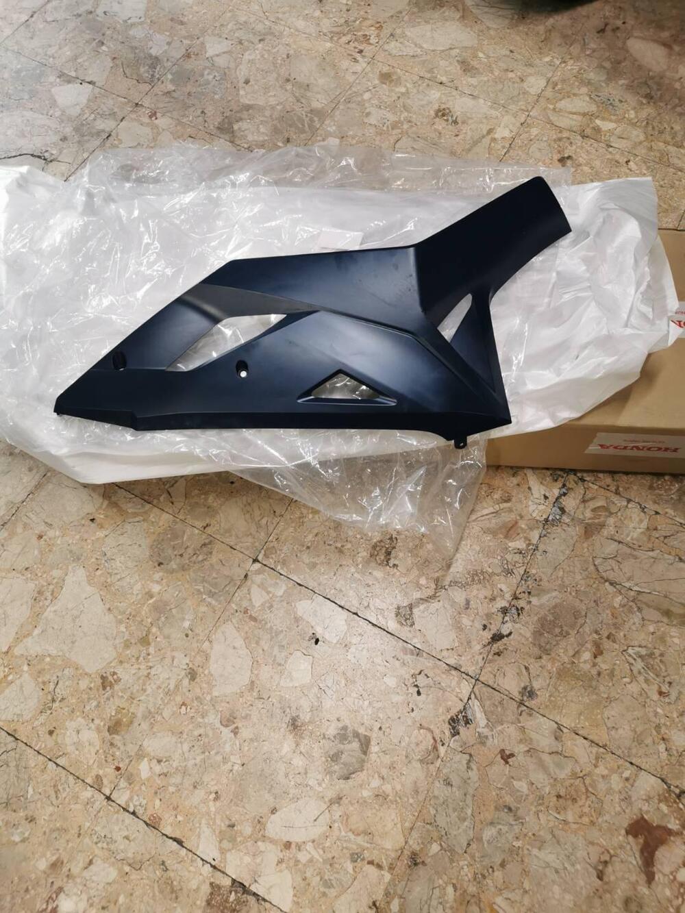 Puntale carena dx Honda Forza 750 2024 blu (2)