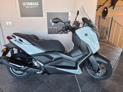 Yamaha X-Max 300 Tech Max (2025) nuova