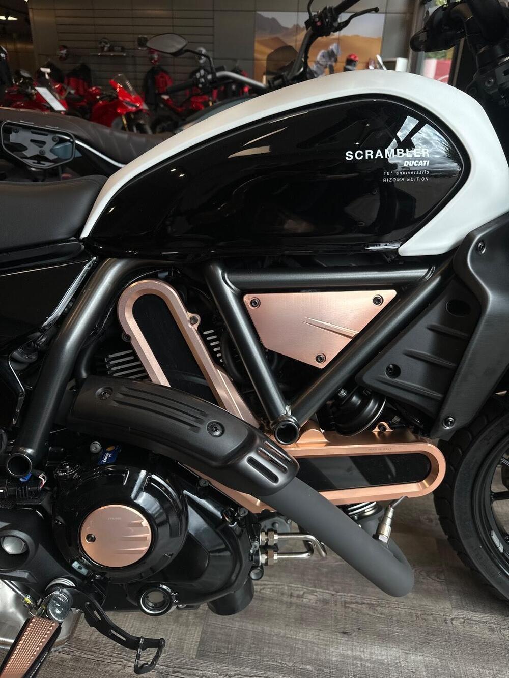 Ducati Scrambler 800 10° Anniversario Rizoma Edition (2025) (13)