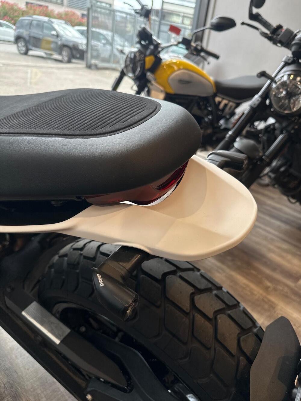 Ducati Scrambler 800 10° Anniversario Rizoma Edition (2025) (16)