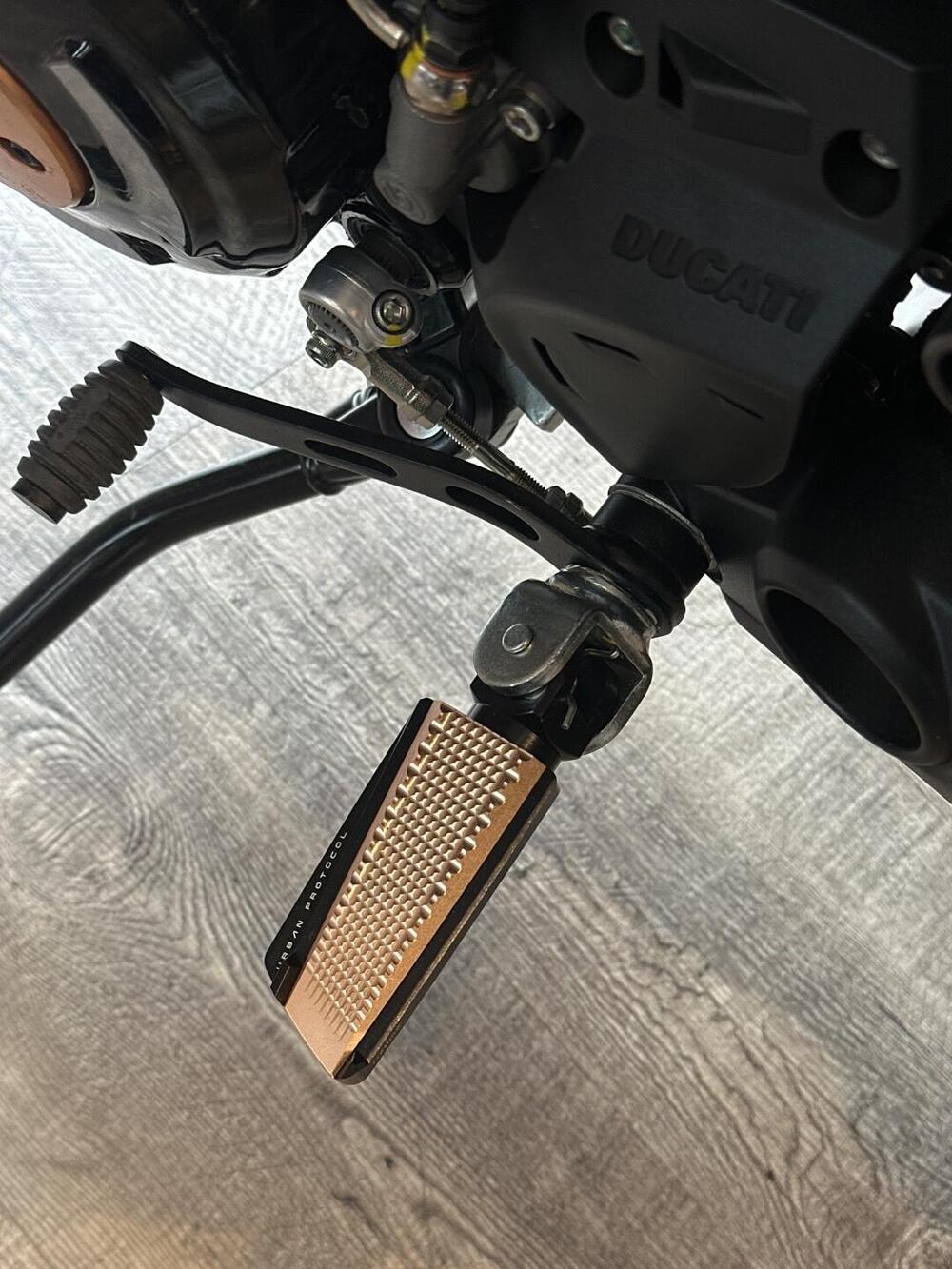 Ducati Scrambler 800 10° Anniversario Rizoma Edition (2025) (18)