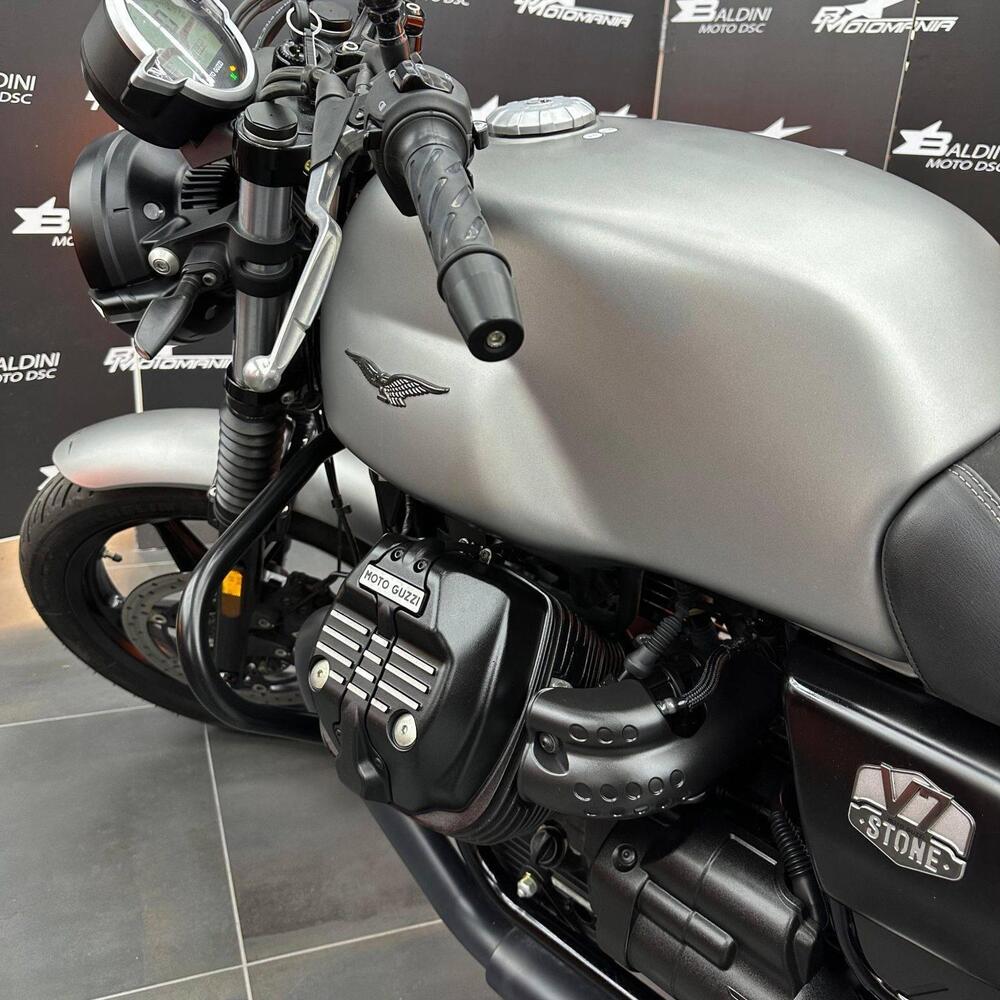 Moto Guzzi V7 Stone (2021 - 24) (5)