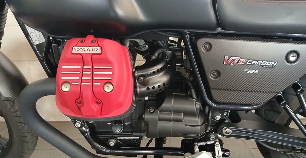 Moto Guzzi V7 III Carbon (2018 - 20) (6)