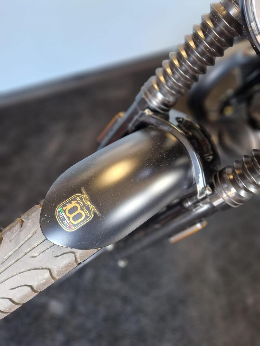 Moto Guzzi V7 Stone Centenario (2021 - 22) (4)