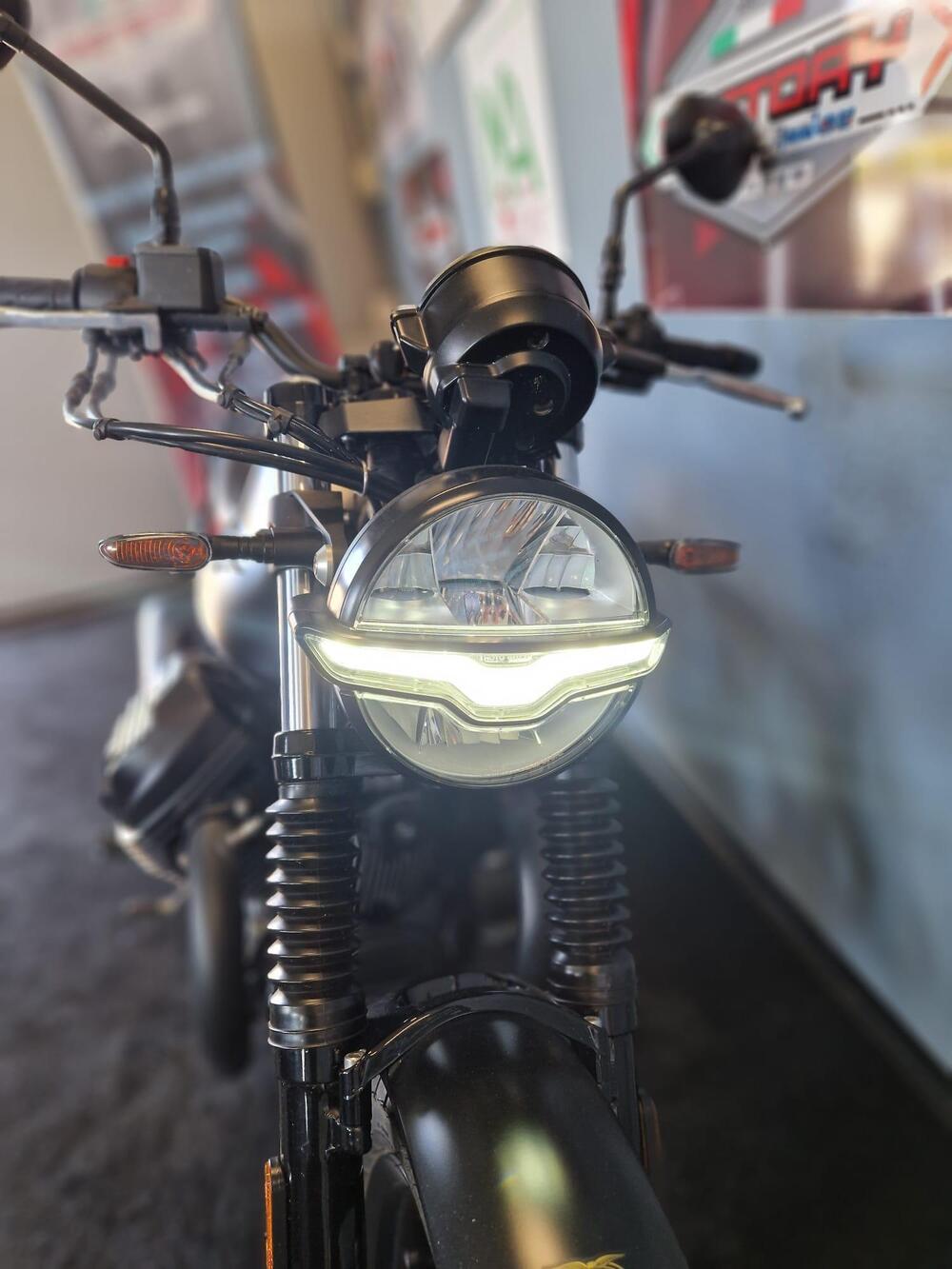 Moto Guzzi V7 Stone Centenario (2021 - 22) (10)