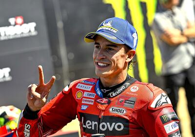 MotoGP 2025. GP della Catalogna. Marquez, ennesima vittoria dopo l'errore del fratello: Oggi Alex andava più forte