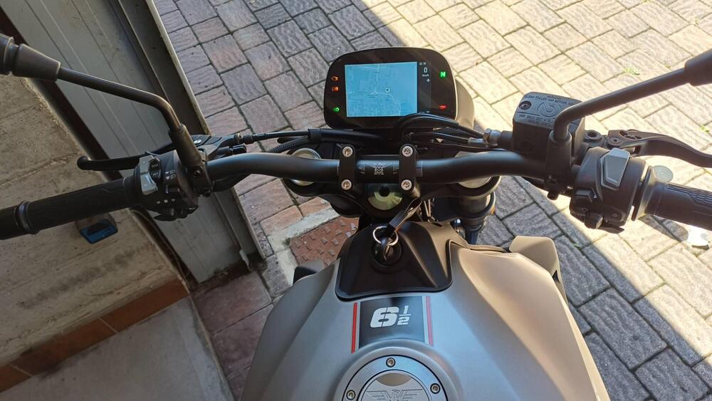 Moto Morini SEIEMMEZZO STR (2022 - 26) (5)