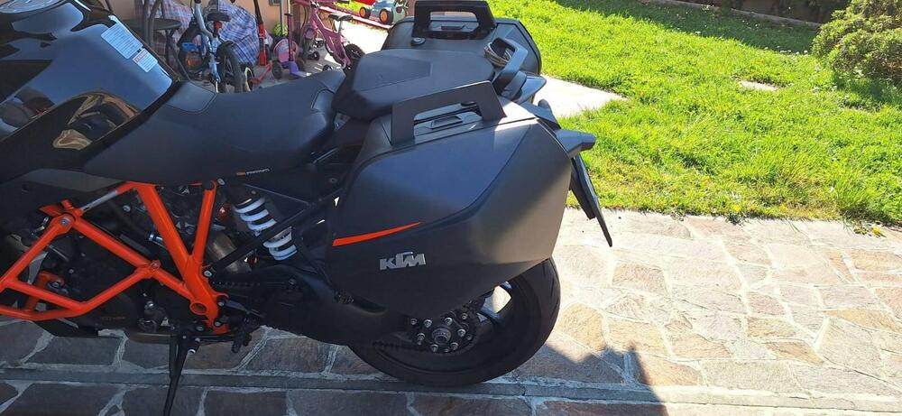 KTM 1290 Super Duke GT (2021) (4)