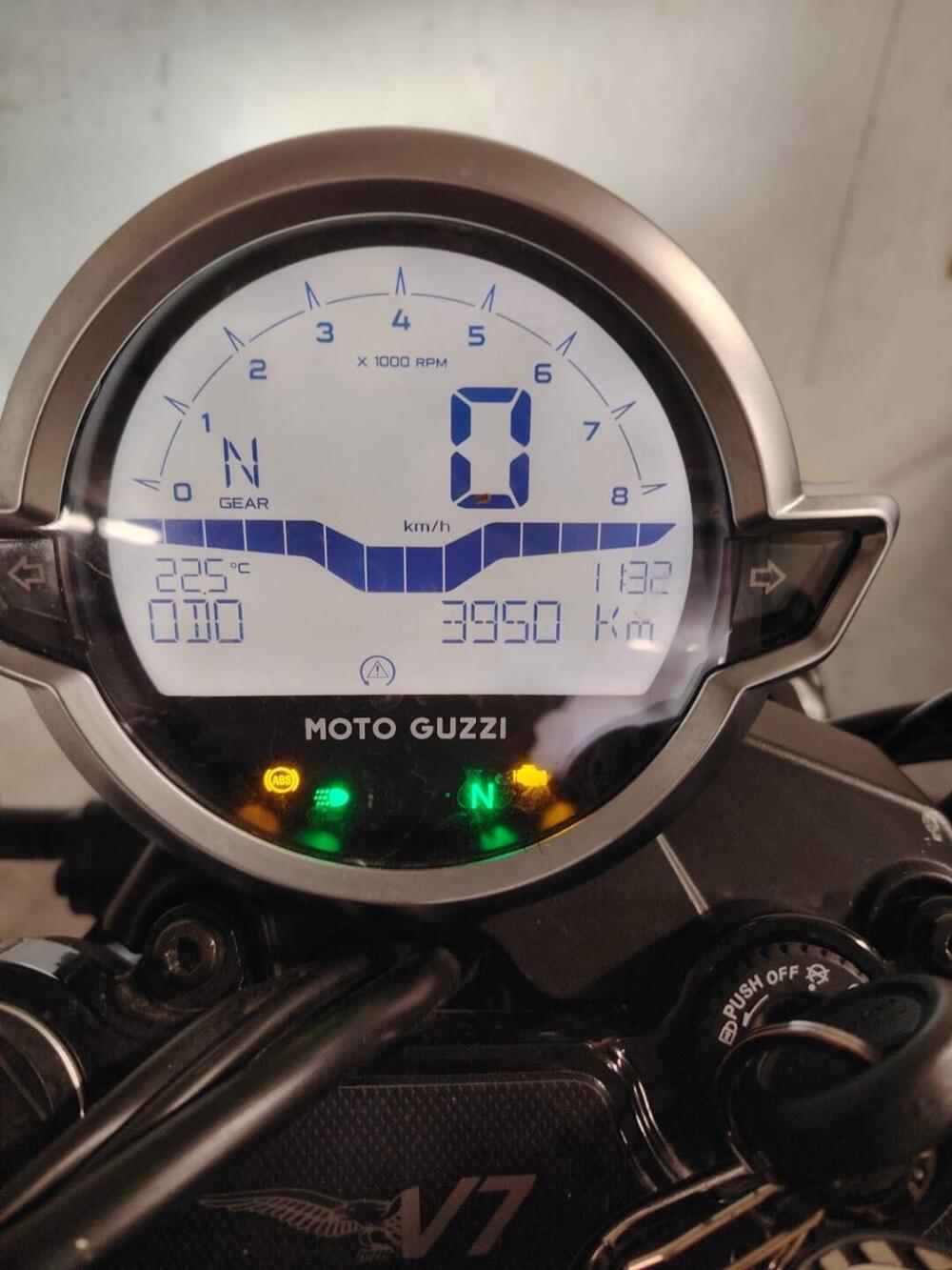 Moto Guzzi V7 Stone (2021 - 24) (4)