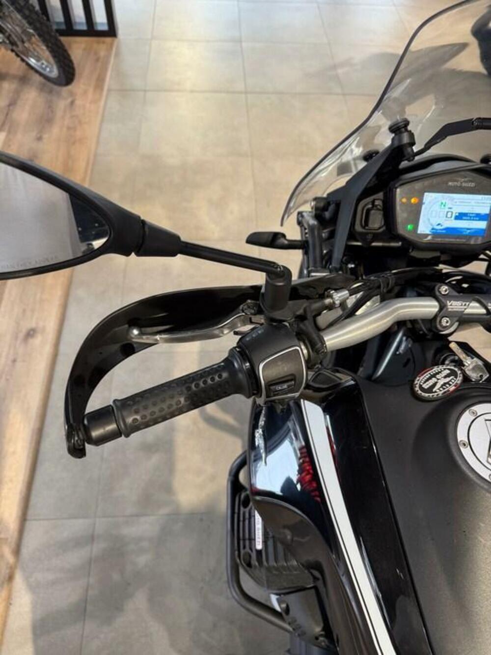 Moto Guzzi V85 TT (2021 - 23) (12)