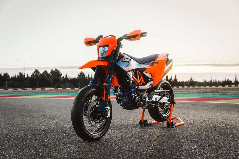 KTM 690 SMC R (2026) (16)