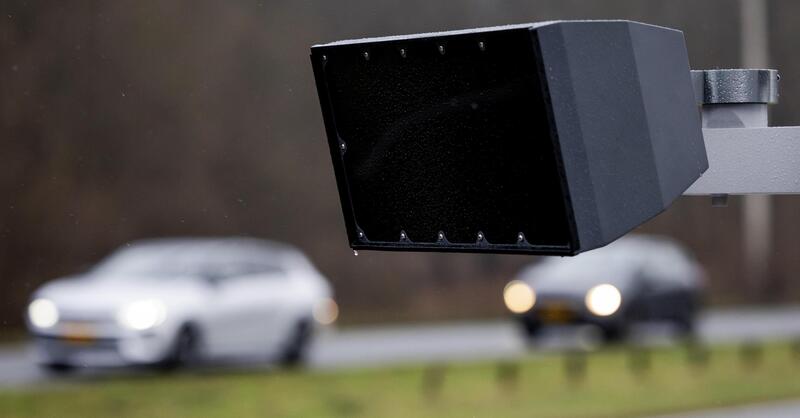 SafeDrive, l&#039;intelligenza artificiale arriva sugli autovelox. Ma chi telefona &egrave; (ancora) salvo