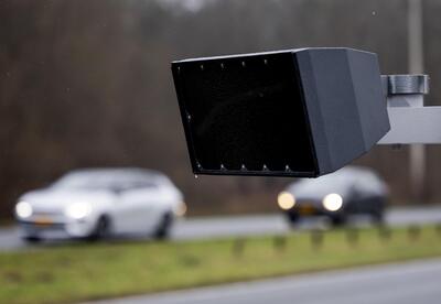 SafeDrive, l&#039;intelligenza artificiale arriva sugli autovelox. Ma chi telefona &egrave; (ancora) salvo