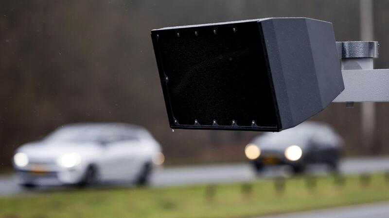 SafeDrive, l&#039;intelligenza artificiale arriva sugli autovelox. Ma chi telefona &egrave; (ancora) salvo