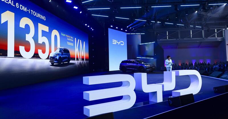 Cina, l&rsquo;allarme di BYD: &laquo;Nel mercato auto resteranno in piedi meno di 20 marchi entro il 2030&raquo;