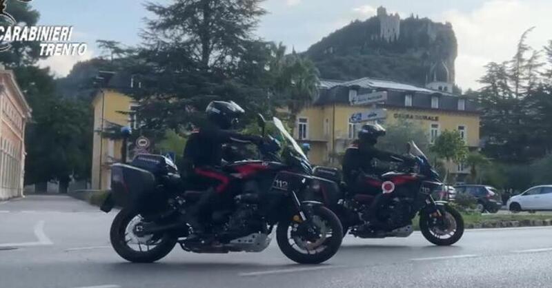 Sorpasso azzardato e quasi centra i Carabinieri. Multe e comportamenti assurdi in Val di Ledro