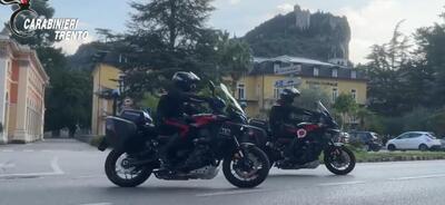 Sorpasso azzardato e quasi centra i Carabinieri. Multe e comportamenti assurdi in Val di Ledro