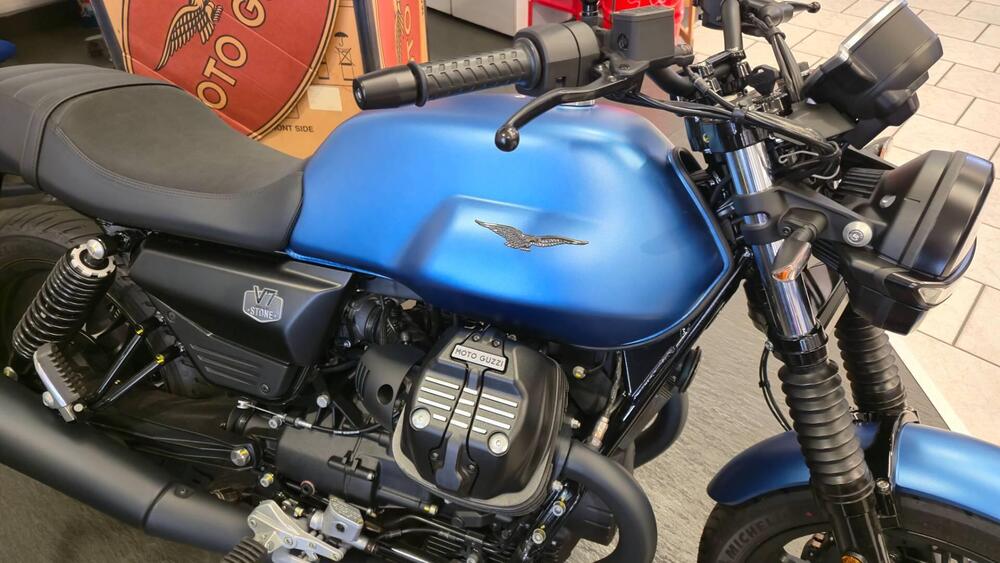 Moto Guzzi V7 Stone (2025)