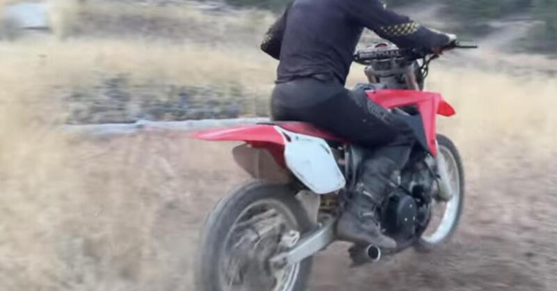 Il motore di una Hayabusa su una moto da Cross: la sfida impossibile [VIDEO]