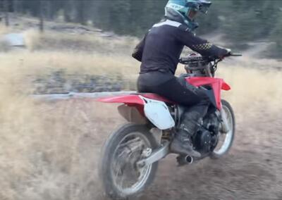 Il motore di una Hayabusa su una moto da Cross: la sfida impossibile [VIDEO]