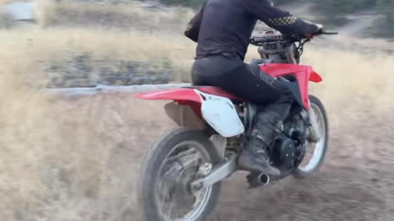 Il motore di una Hayabusa su una moto da Cross: la sfida impossibile [VIDEO]