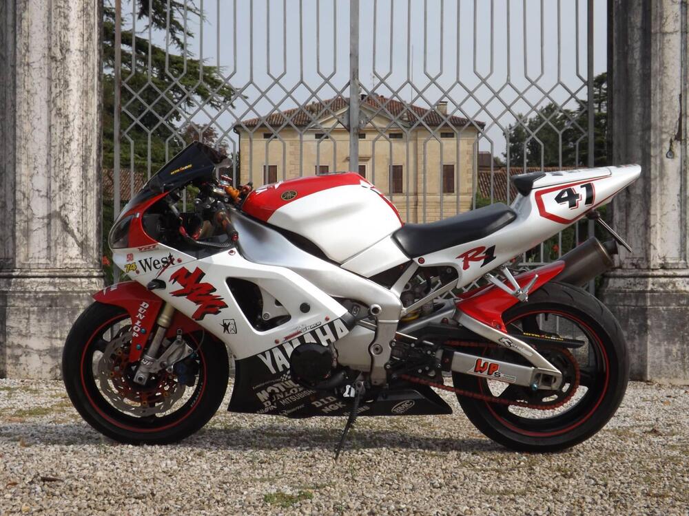 Yamaha R1 sella rossa 4XV1-70 anno 1998 replica Haga con dettagli personalizzati ma disponibili anche pezzi originali 