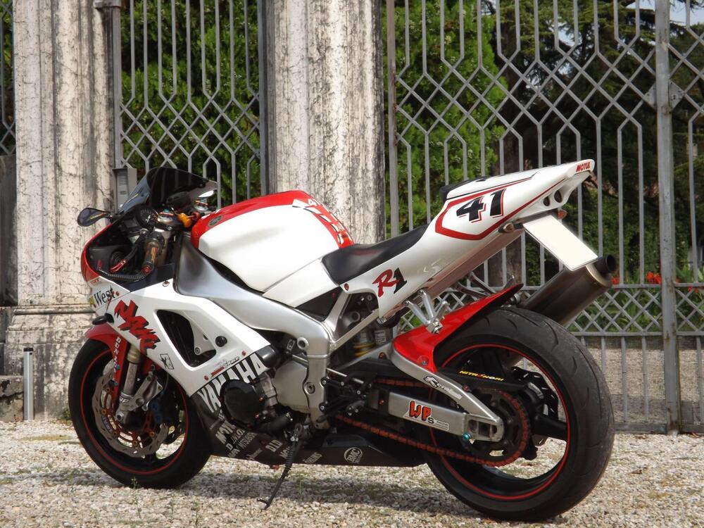 Yamaha R1 sella rossa 4XV1-70 anno 1998 replica Haga con dettagli personalizzati ma disponibili anche pezzi originali  (4)