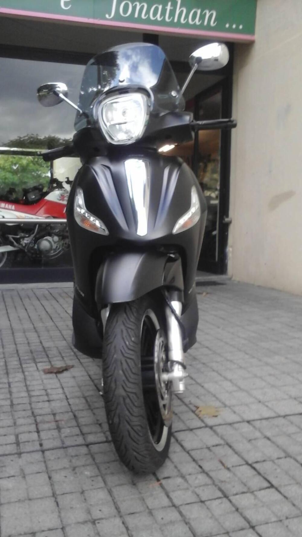 Piaggio Beverly 300 i.e. Police ABS-ASR (2017 - 20) (2)