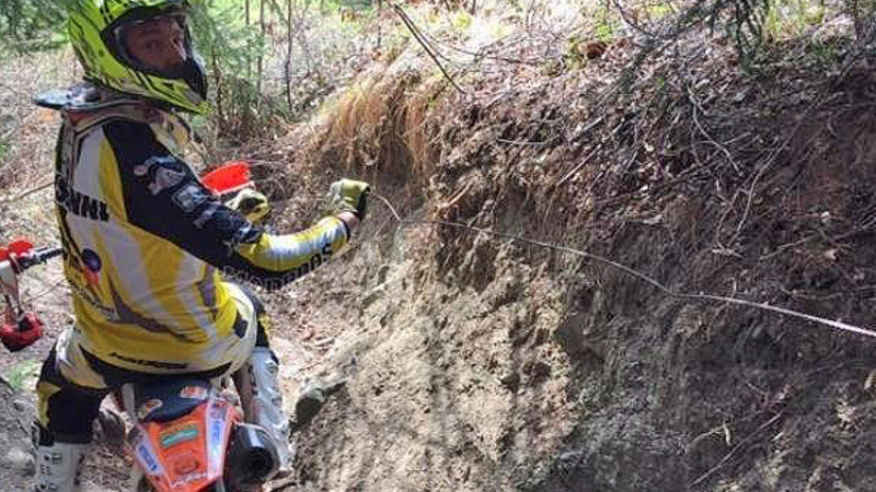 Cavi d&#039;acciaio contro gli enduristi a Dossena (Bergamo)