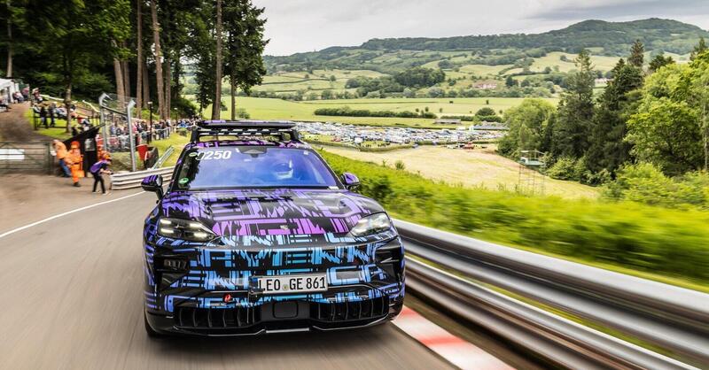 Porsche Cayenne elettrica: si ricarica in garage come uno smartphone 