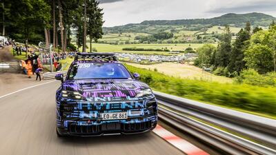 Porsche Cayenne elettrica: si ricarica in garage come uno smartphone 