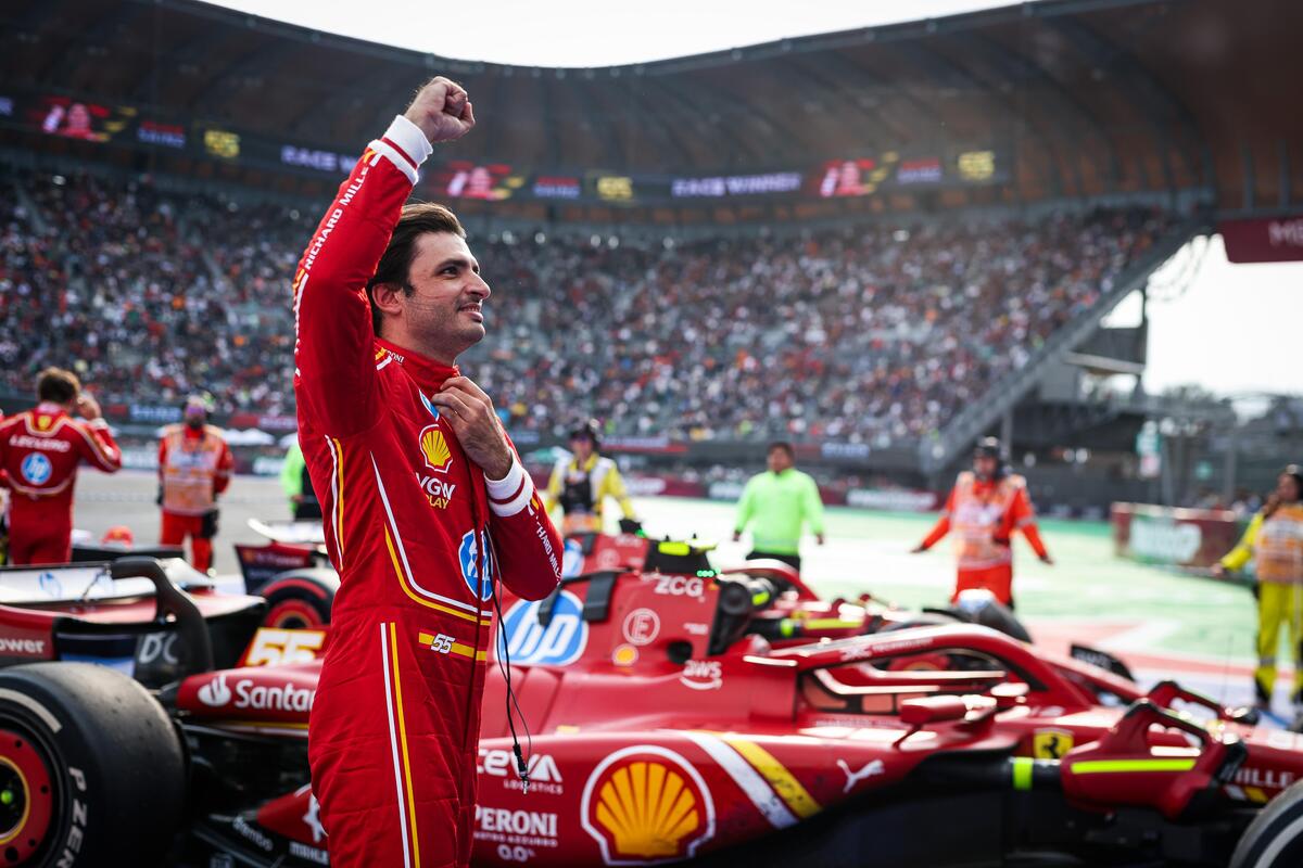 F1, Carlos Sainz: "Sono ancora io l’ultimo vincitore Ferrari. Se avrà la macchina, il prossimo sarà Leclerc, lui sa cogliere le occasioni"