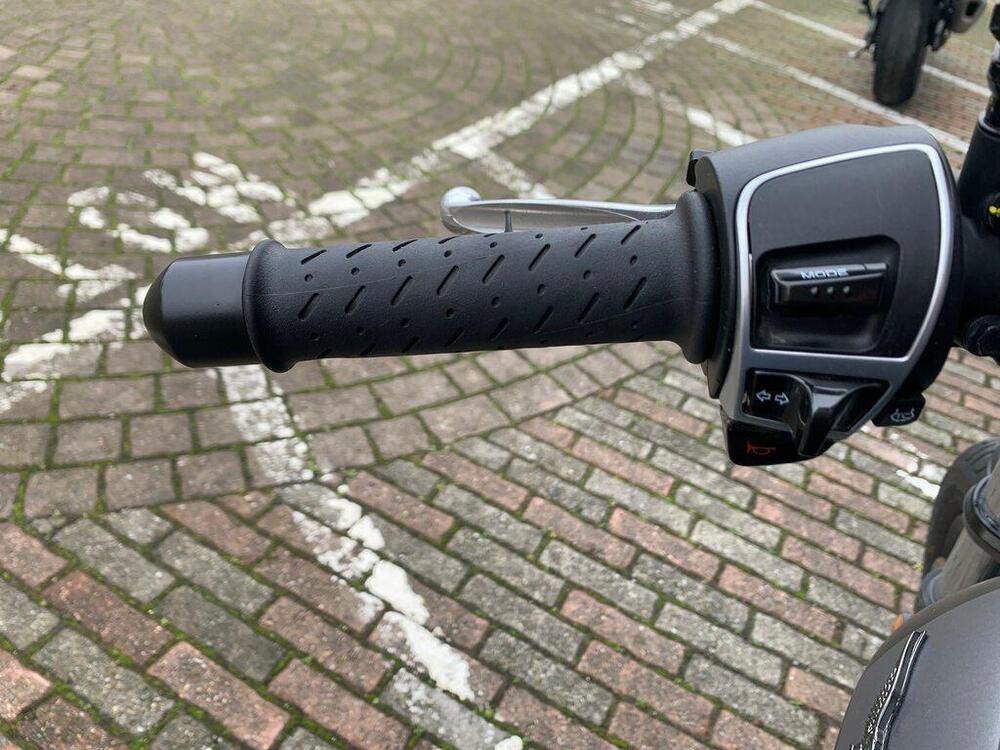 Moto Guzzi V9 Bobber (2021 - 25) (9)