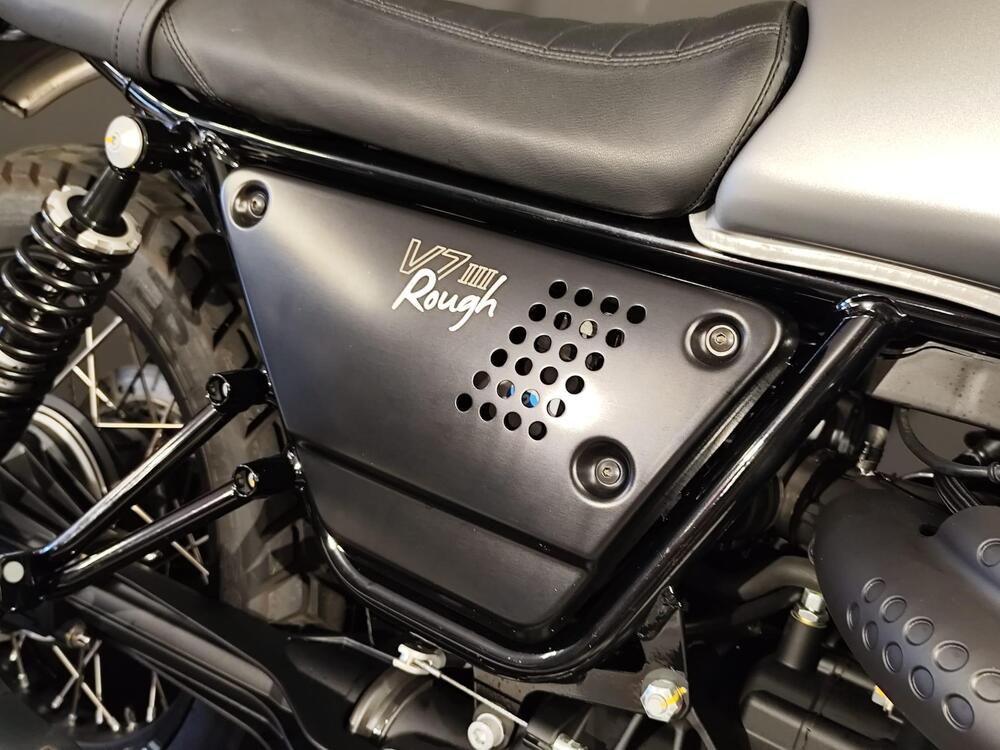 Moto Guzzi V7 III Rough (2018 - 20) (13)