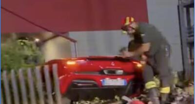 Ferrari 296 contro rotonda: quando 830 cavalli non bastano per girare a sinistra