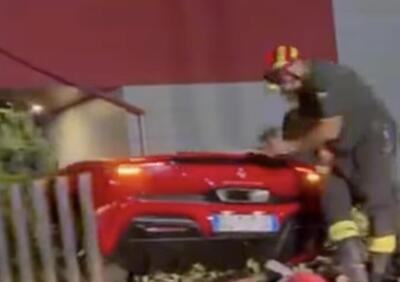 Ferrari 296 contro rotonda: quando 830 cavalli non bastano per girare a sinistra
