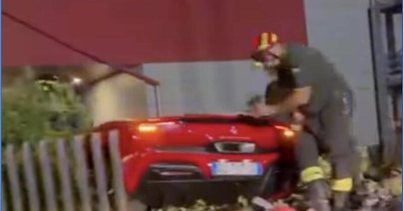 Ferrari 296 contro rotonda: quando 830 cavalli non bastano per girare a sinistra