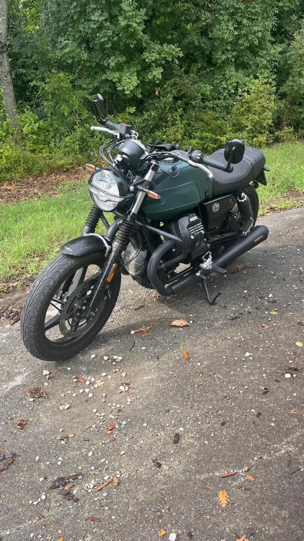 Moto Guzzi V7 Stone (2021 - 24) (3)